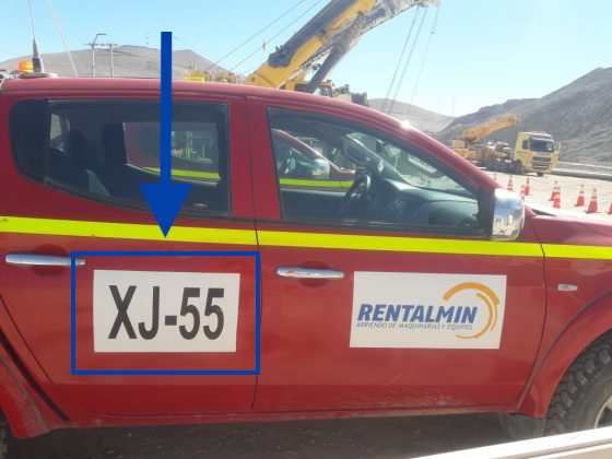 Camioneta con logos